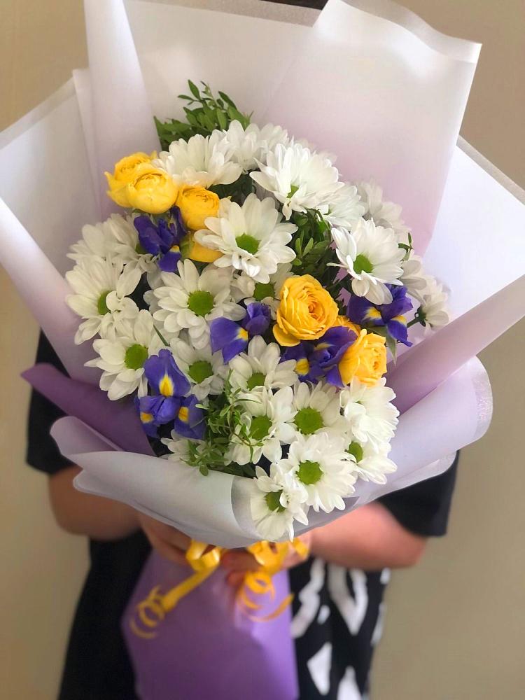 Букет цветов из: Ирисы, Хризантемы и Розы в Глазове