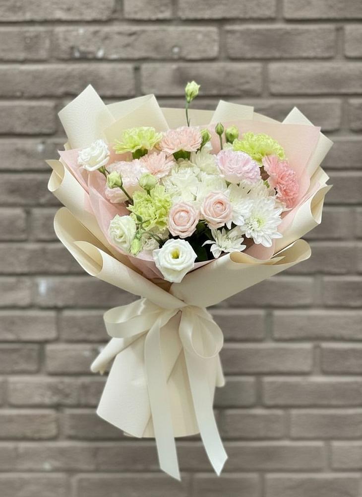 Букет цветов из: Гвоздики, Розы, Лизиантусы и Хризантемы в Глазове