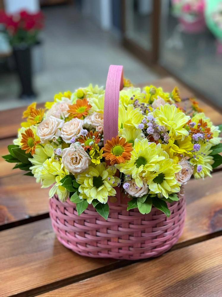 Цветочная композиция из Хризантемы и Розы в корзине в Глазове