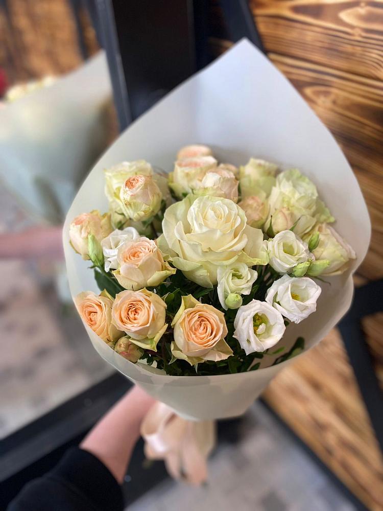 Букет цветов из: Розы и Лизиантусы в Глазове